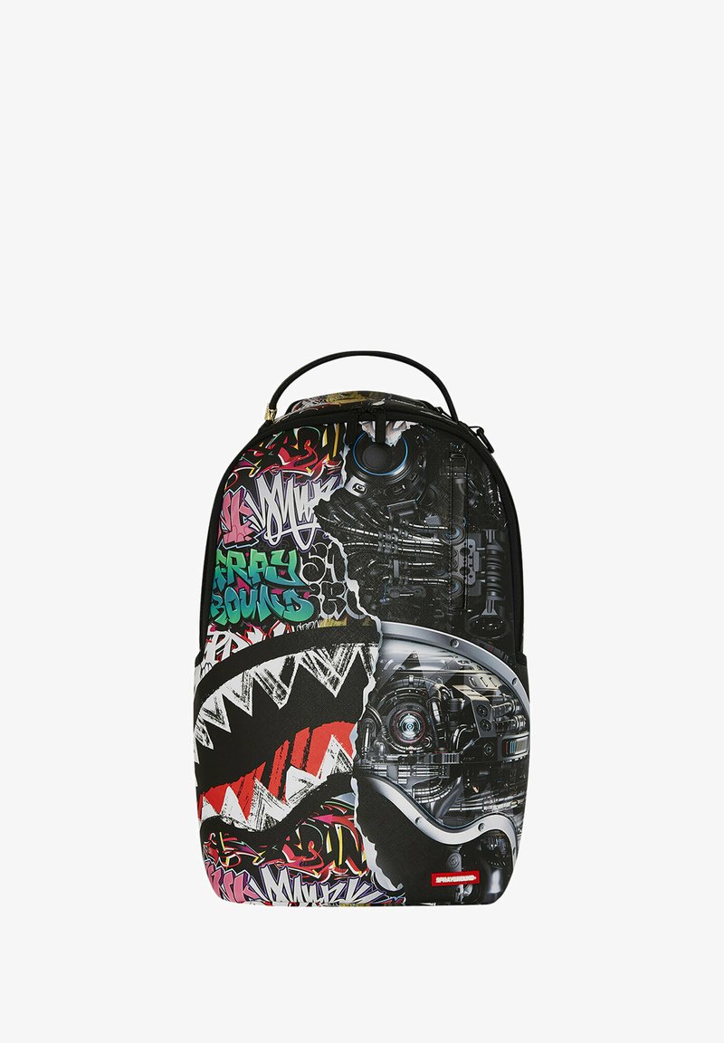 Zaino grafico con un mix di colori audaci, tra cui nero, rosso e teal. Presenta design d'impatto, tra cui una bocca di squalo e texture sovrapposte.