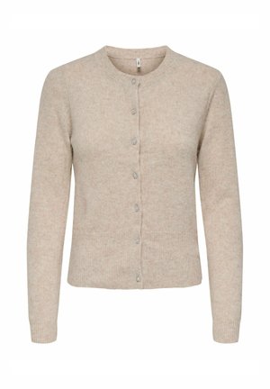 Gilet beige en maille douce, avec un col rond, des manches longues et des boutons décoratifs le long de la patte de boutonnage.