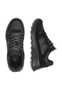 Melni sporta apavi ar tīkla un zamšādas materiālu kombināciju, biezām gumijas zolēm un atstarojošām šņorēm, ar gludu dizainu un akcentiem.