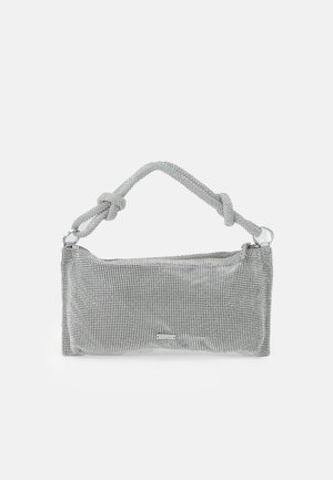 Sølvnettet håndtaske med en knyttet håndtag, rektangulær form, struktureret overflade og lynlåsclosing. Enkel, moderne design med minimale accenter.