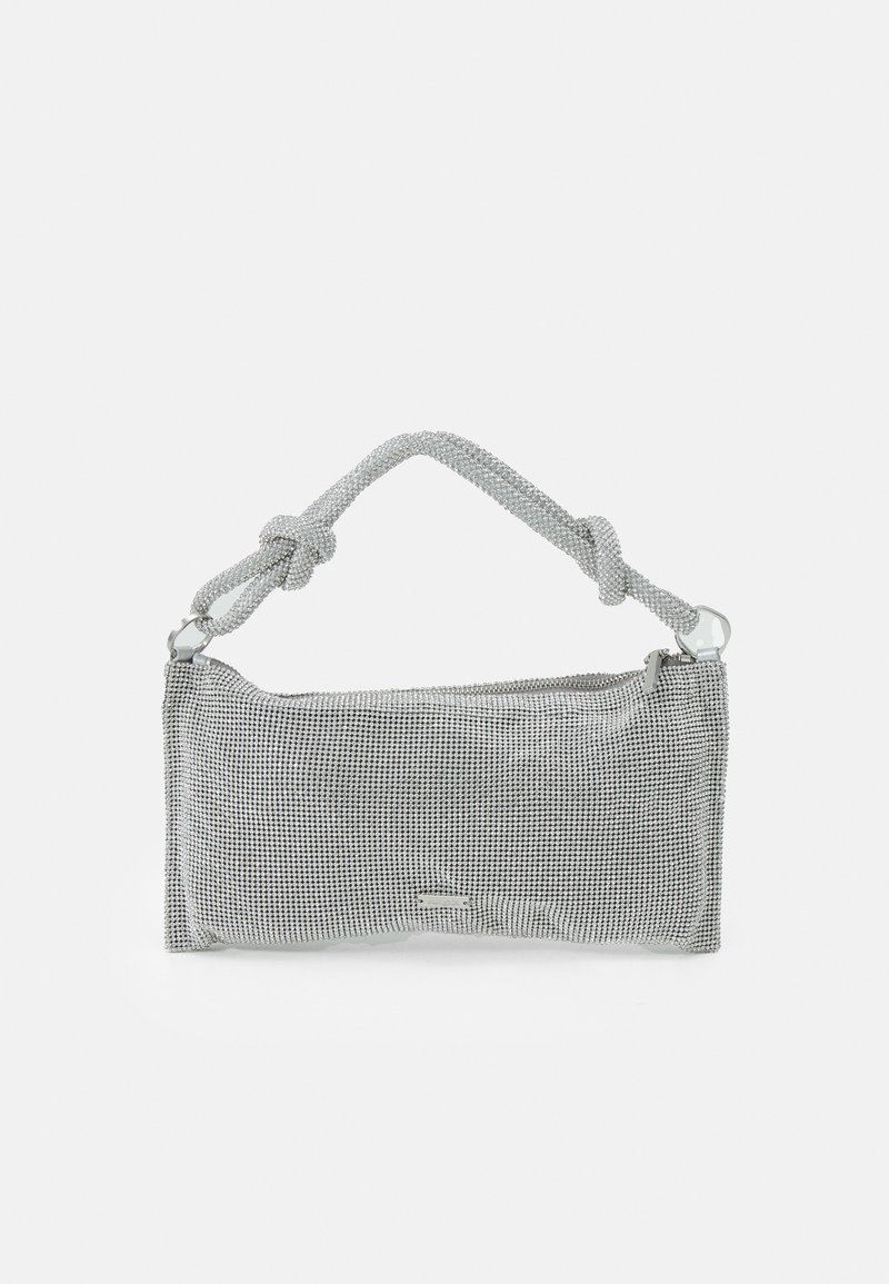 Geantă din plasă argintie cu un mânere legat, formă rectangulară, suprafață texturată și închidere cu fermoar. Design simplu și modern, cu accente minime.