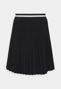 Svart veckad kjol i mjukt tyg, med ett fast midjeband som har vita horisontella ränder. Kjolen har en utsvängd form och en slät textur.