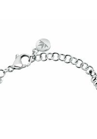 Bracciale in argento con design a catena collegata, chiusura a moschettone e ciondolo circolare con motivo a foglia. Finitura liscia e lucida.