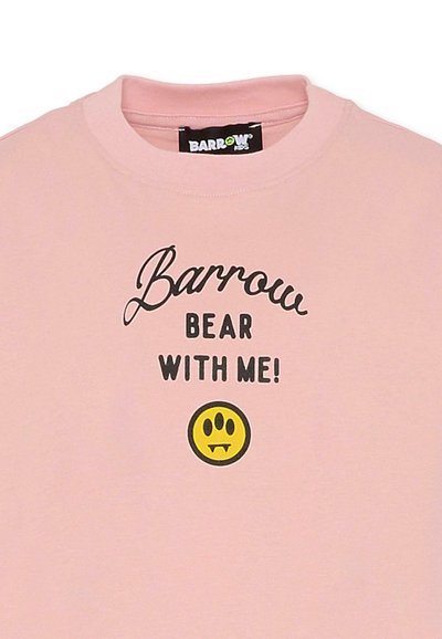Jasnoróżowa bawełniana koszulka z czarnym napisem "Barrow BEAR WITH ME!" i żółtą buźką z kłami.