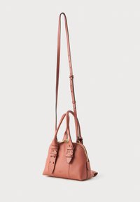 Piccola borsa a tracolla in pelle di un delicato rosa polveroso, con due manici corti, una tracolla regolabile, cerniera dorata e un logo sottile sul davanti.