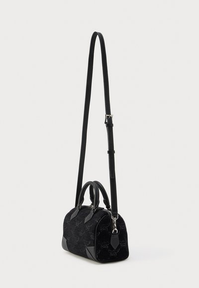 Μαύρη τσάντα χειρός με σώμα από υφασμάτινη υφή και δερμάτινες λεπτομέρειες, με στρογγυλεμένο σχήμα, διπλές λαβές και αποσπώμενο ιμάντα ώμου.