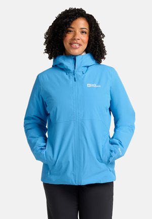 Lichtblauwe waterdichte jas met capuchon, vooraanrits en logo op de borst, met een gladde textuur en verstelbare manchetten.