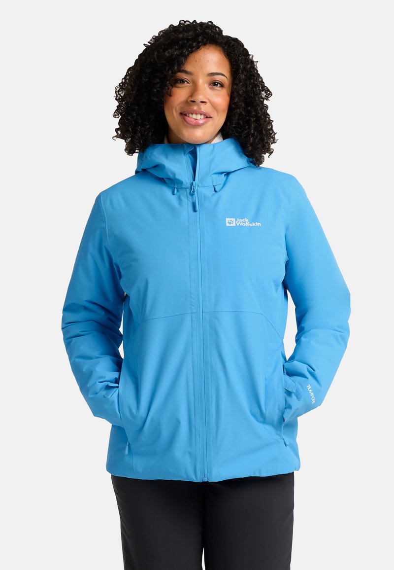 Veste imperméable bleu clair avec capuche, fermeture éclair avant et logo sur la poitrine, présentant une texture lisse et des poignets ajustables.
