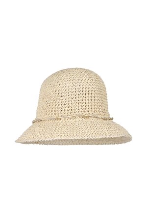 Strohhut in hellbeige, mit abgerundetem oberen Teil, breiter Krempe, verziert mit einer dünnen goldenen Kette um die Basis. Strukturierter, gewebter Stoff.