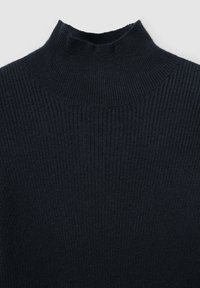 Dunkelblaue gerippte Rollkragenpullover mit hohem Kragen. Weiche Textur und figurbetontes Design, das vertikale Linien im gesamten Stoff aufweist.