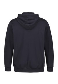 Sudadera con capucha en azul marino oscuro, hecha de una tela suave. Presenta puños y bajo acanalados, con un bolsillo tipo canguro en la parte frontal.
