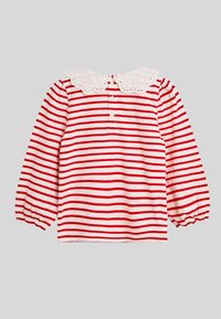 Rot-weiß gestreiftes Langarmshirt mit einem dekorativen weißen Lochmusterkragen und drei Knöpfen auf der Rückseite. Geraffte Ärmel.