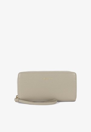 Portafoglio in pelle grigia con finitura testurizzata, chiusura con zip e logo in rilievo dorato. Include un cinturino da polso per una maggiore comodità nel trasporto.