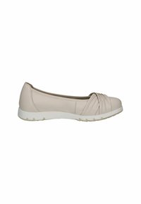 Scarpa piatta di colore beige chiaro in pelle, caratterizzata da un design plissettato sulla punta, punta arrotondata e suola in gomma bianca con aderenza.