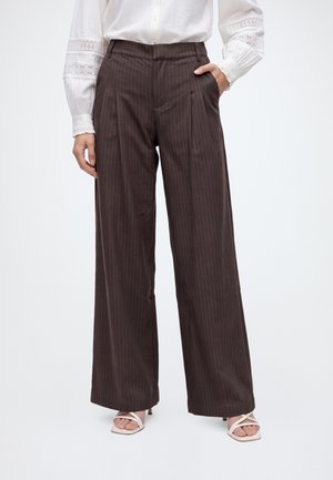 Colourful Rebel, MAGGY PINSTRIPE TAILORED PANTS - Pantalon classique - brown