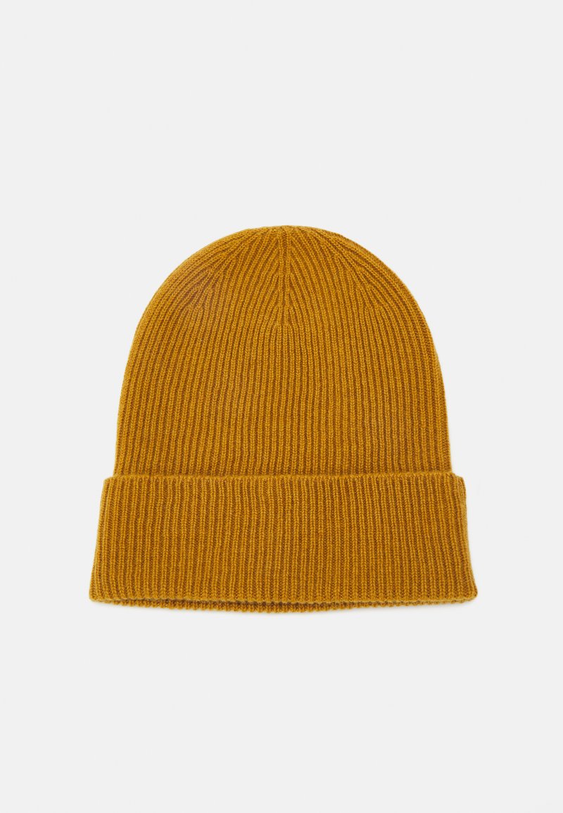 Senapsgul stickad mössa med ribbad textur, med en vikbar kant och en rundad design på toppen.