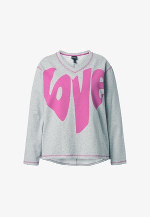 Šedé tričko s dlouhým rukávem a výstřihem do V, na přední straně s velkým růžovým nápisem "LOVE" a růžovým prošíváním na švech.