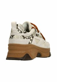 Witte sneaker met een gestructureerd slangenprintontwerp, bruine accenten en een gevoerde zool. De hak heeft een rubberen grip voor extra traction.