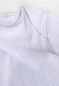 Hele lilla soonik kangas pehme tekstuuriga ja ümara kaelusega, millel on õrnad triibud ja kõverdatud õlasaum.