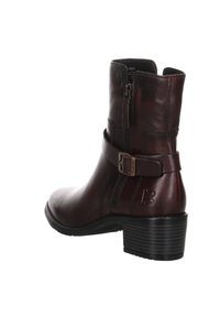 Botas de tobillo de cuero marrón con un ligero tacón, que presentan un cierre lateral de cremallera y una correa decorativa con detalle de hebilla. Superficie texturizada.