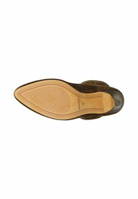 Botte en daim marron à bout pointu avec une semelle lisse de couleur tan présentant de fines lignes horizontales antidérapantes et une inscription de taille 38.