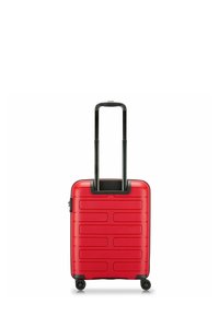 Valise rigide rouge avec une surface texturée, poignée rétractable noire, quatre roues et un design rectangulaire simple.