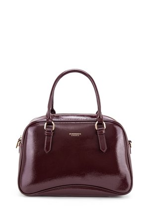 Sac à main bourgogne avec une finition brillante, deux poignées supérieures, quincaillerie dorée et fermeture éclair ; design incurvé et surface texturée.