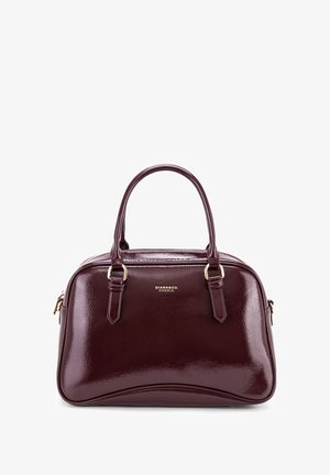 Bordeaux handtas met een glanzende afwerking, dubbele bovenhandvatten, gouden hardware en een ritssluiting; gebogen ontwerp en textuur oppervlakte.