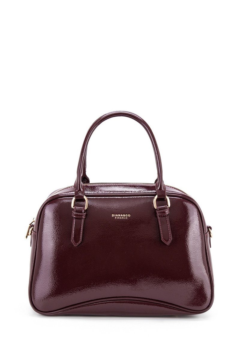 Borsa bordeaux con finitura lucida, doppi manici superiori, dettagli in metallo dorato e chiusura con zip; design curvo e superficie testurizzata.