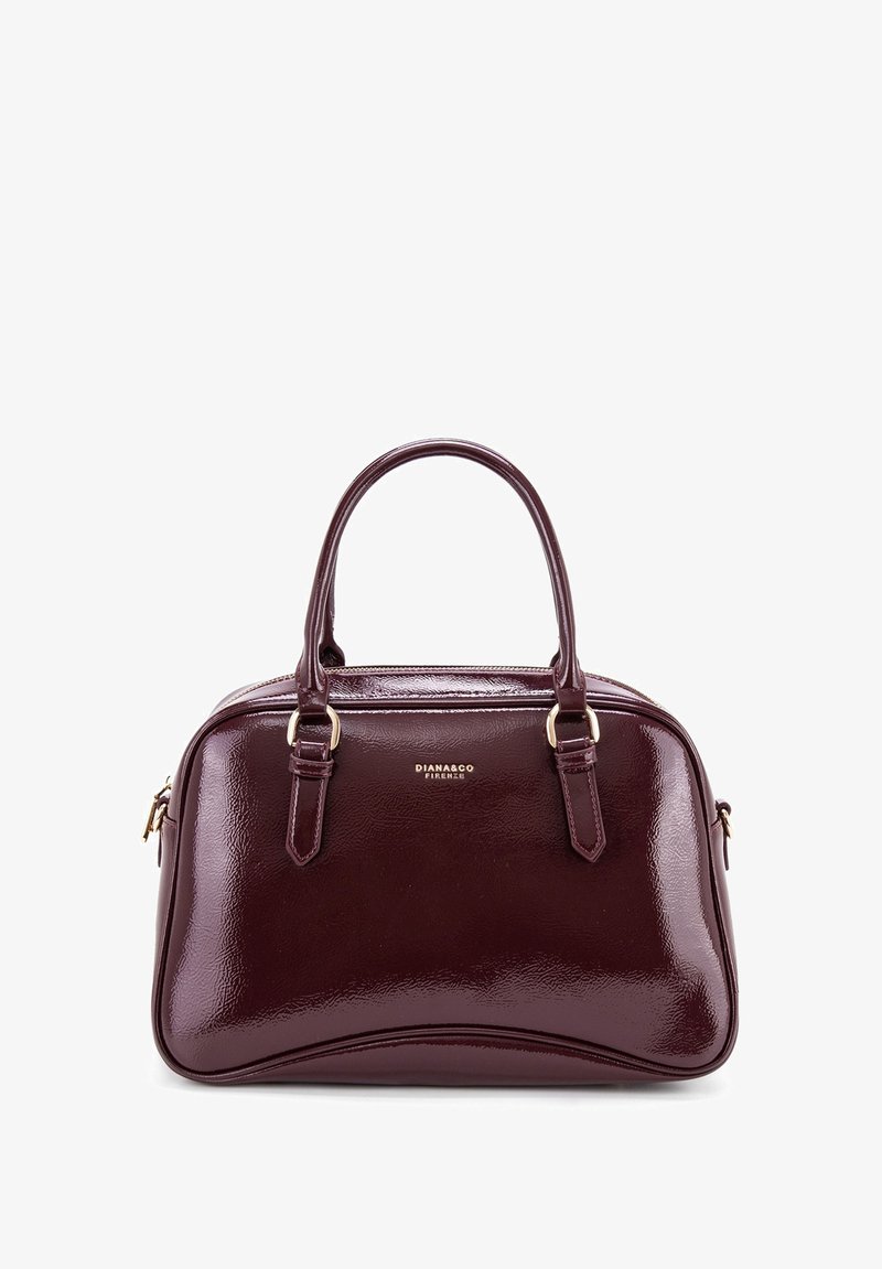 Bordeaux handtas met een glanzende afwerking, dubbele bovenhandvatten, gouden hardware en een ritssluiting; gebogen ontwerp en textuur oppervlakte.