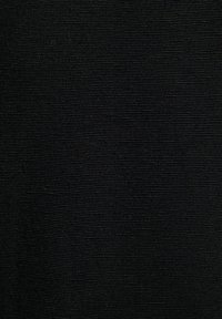 Textilná tkanina v jednoliatej čiernej farbe, s hladkým, mierne textúrovaným povrchom a jemným ryhovaným vzorom. Jednotná farba bez viditeľných vzorov.