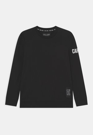 Czarna bluza z długim rękawem i okrągłym dekoltem z napisem „CARS” na prawym rękawie oraz małą prostokątną metką z przodu u dołu.