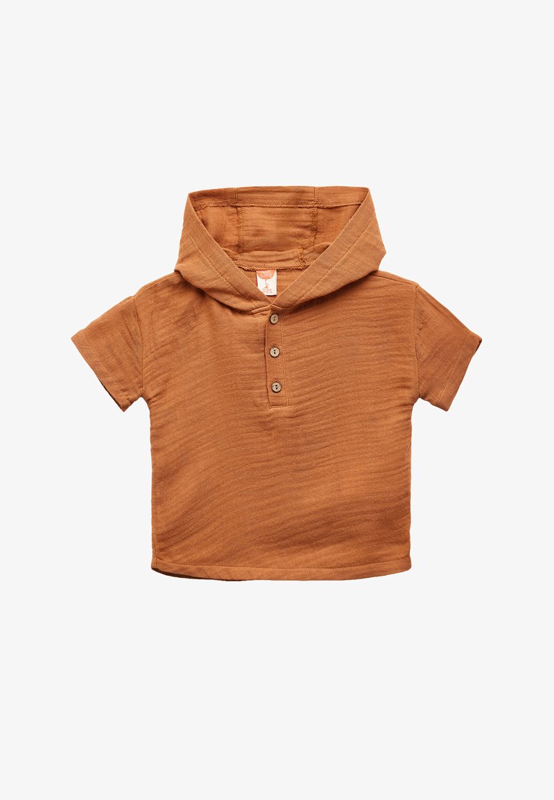 Maglietta a maniche corte con cappuccio di un ricco tono marrone. Presenta un tessuto testurizzato, una chiusura a tre bottoni e una vestibilità comoda.