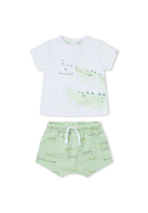 Camiseta blanca de manga corta para niño pequeño con dos ilustraciones verdes de cocodrilos y pantalones cortos a juego de color verde claro con estampados de cocodrilos y texto.