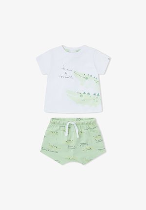 Camiseta blanca de manga corta para niño pequeño con dos ilustraciones verdes de cocodrilos y pantalones cortos a juego de color verde claro con estampados de cocodrilos y texto.