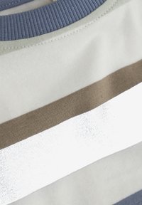 Gestreiftes Baumwollhemd mit horizontalen Bändern in Hellblau, Weiß, Beige und Hellgrün. Rundhalsausschnitt mit geripptem Muster.
