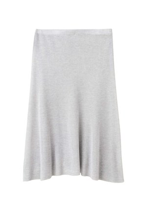 Falda lápiz de punto gris claro con una textura suave y lisa y un ligero vuelo en el dobladillo, mostrada sobre un fondo blanco.