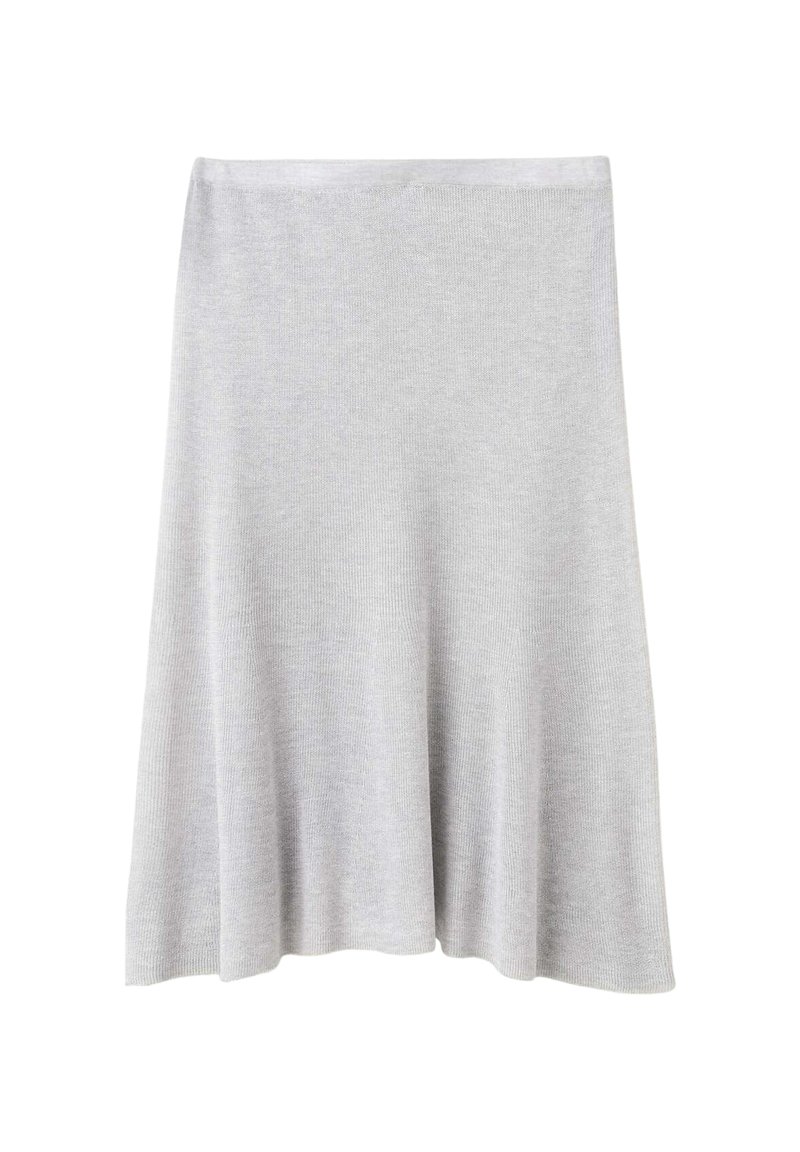 Jupe trapèze en maille gris clair avec une texture lisse et douce et un léger évasement à l'ourlet, présentée sur un fond blanc.