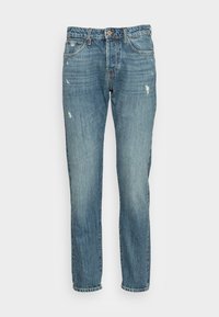 Jeans de mezclilla azul claro, de corte recto, con un diseño clásico de cinco bolsillos. Presenta un ligero desgaste y un cierre con botón estándar.