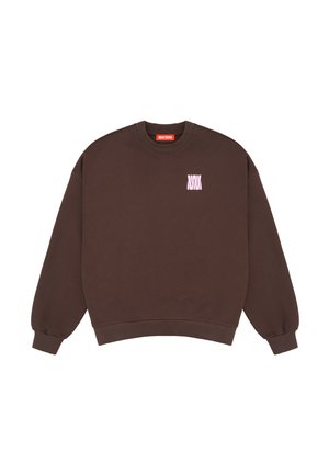 Sweat-shirt marron col rond avec manches longues et logo rose sur la poitrine gauche, avec un ourlet et des poignets côtelés.