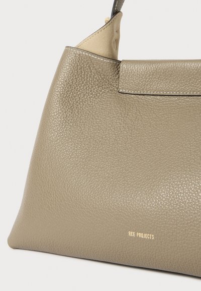Borsa a tracolla in pelle verde oliva con superficie texturizzata, dotata di chiusura superiore e nome del marchio impresso in oro. Design minimalist.