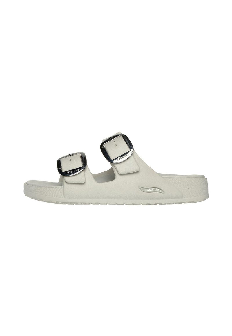 Infradito bianche realizzate in materiale liscio con due fibbie nere regolabili e una suola testurizzata. Design semplice con un profilo minimale.