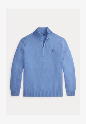 Camisola azul clara com meio fecho em malha. Apresenta gola, punhos e bainha em canelado, com um pequeno logótipo no peito esquerdo.