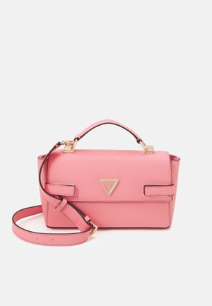 Bolso rectangular rosa con asa superior, correa de hombro ajustable y logo triangular dorado en la solapa frontal.