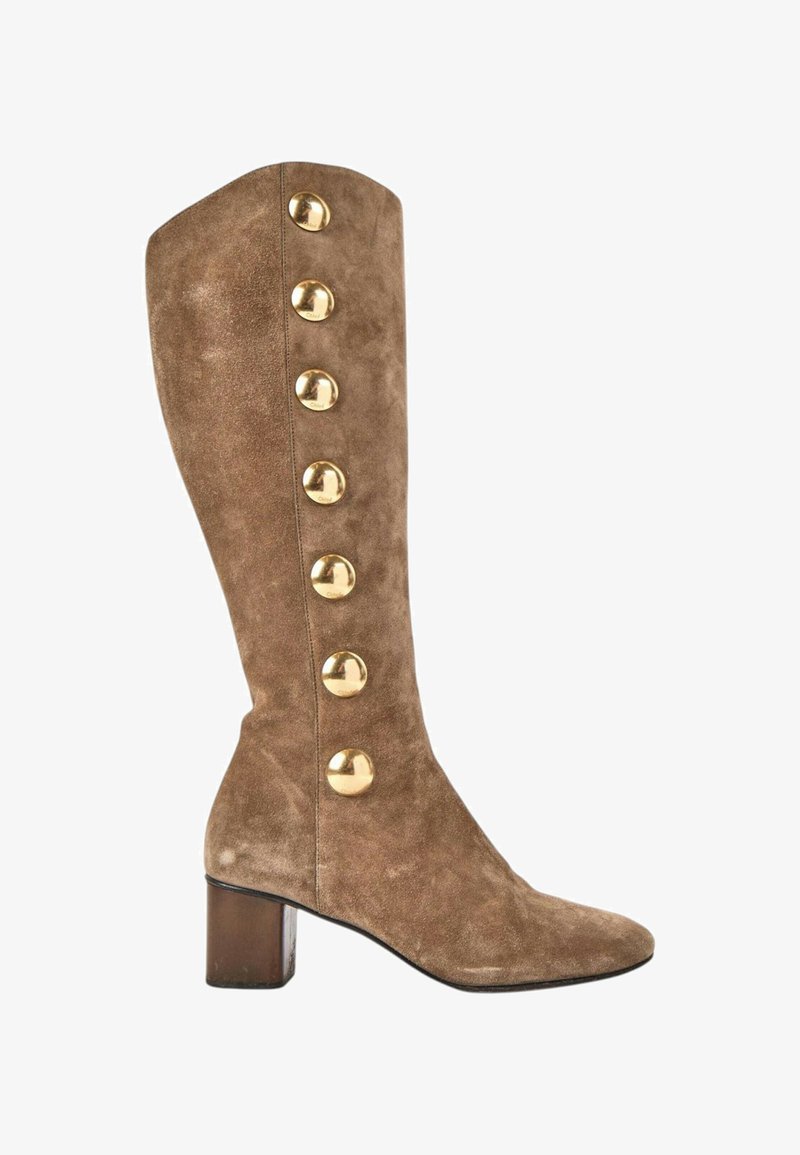 Botte montante en daim marron avec talon bloc et six grands boutons décoratifs dorés le long du côté extérieur.