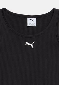 Μαύρο γυαλιστερό αμάνικο τοπ με στρογγυλή λαιμόκοψη, λευκό λογότυπο Puma στο κέντρο κάτω από τη λαιμόκοψη, ετικέτα μεγέθους και κατασκευής στο εσωτερικό του γιακά.