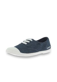 Sneaker in denim blu con punta e lacci in gomma bianca. Presenta un design a profilo basso e una suola flessibile con dettagli del logo sul lato.