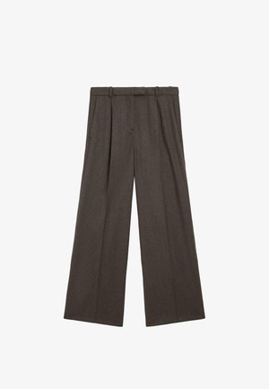 Weite Hosen aus dunkelbraunem Stoff mit Falten, Seitentaschen und klassischem Bunddesign. Die strukturierte Oberfläche verleiht Tiefe.