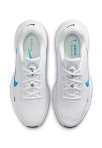 Witte sportschoenen met een bovenwerk van mesh, blauwe accenten, ronde veters en een gevoerde tong. Kenmerkt zich door het kenmerkende Nike swoosh logo.