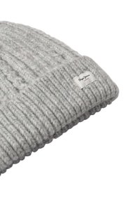 Gorro de punto gris con relieve texturizado, un dobladillo plegado y una pequeña etiqueta blanca con el nombre de la marca cosida en el costado.
